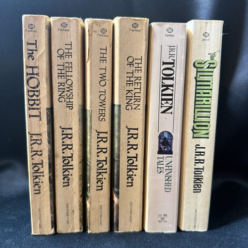 Tolkien paperback books - tolkien, lot